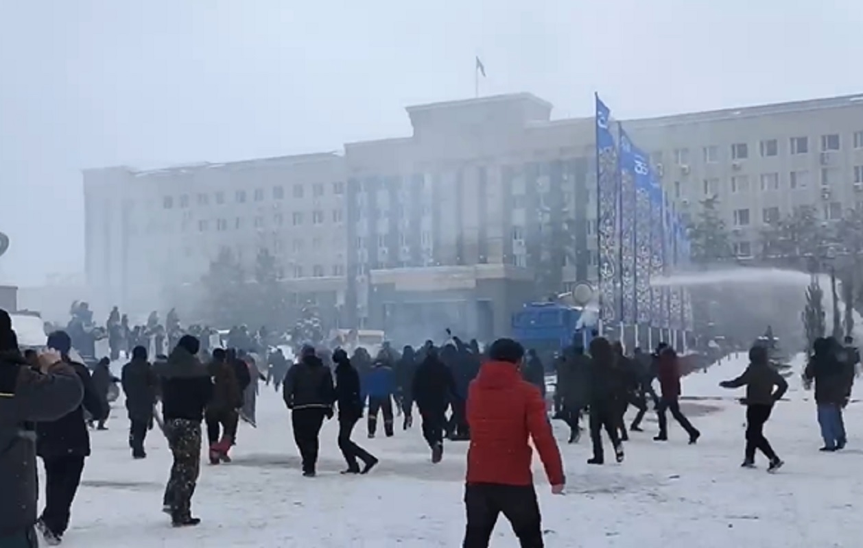 Казахстан в январе. События в Казахстане. Казахстан переворот фото. Протестующие в России фотографии. Протесты в РФ.