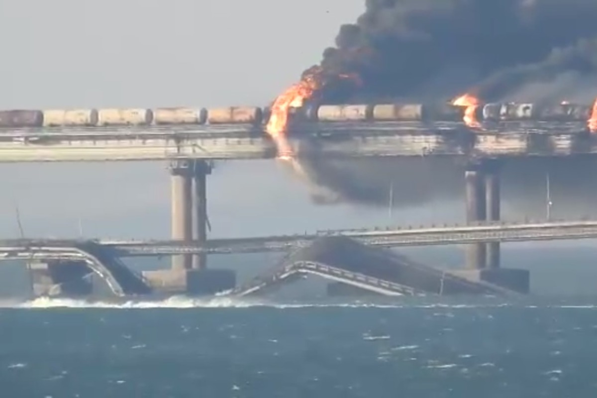 Кто взорвал северный поток вы. Крымский мост взорвали 2022. Взрыв Керченского моста. Теракт на Керченском мосту. Крымский мост 8 октября 2022.