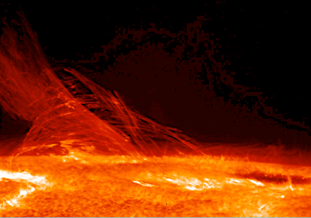 Изображение поверхности и короны Солнца, полученное Солнечным оптическим телескопом (SOT) на борту спутника Hinode. фото: wikipedia.org