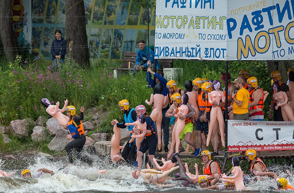 Заплыв на надувных женщинах. Сплав на надувных женщинах в Лосево. Лосево заплыв с надувным. Сплав на надувных женщинах в Лосево 2023. Массовый заплыв голышом.