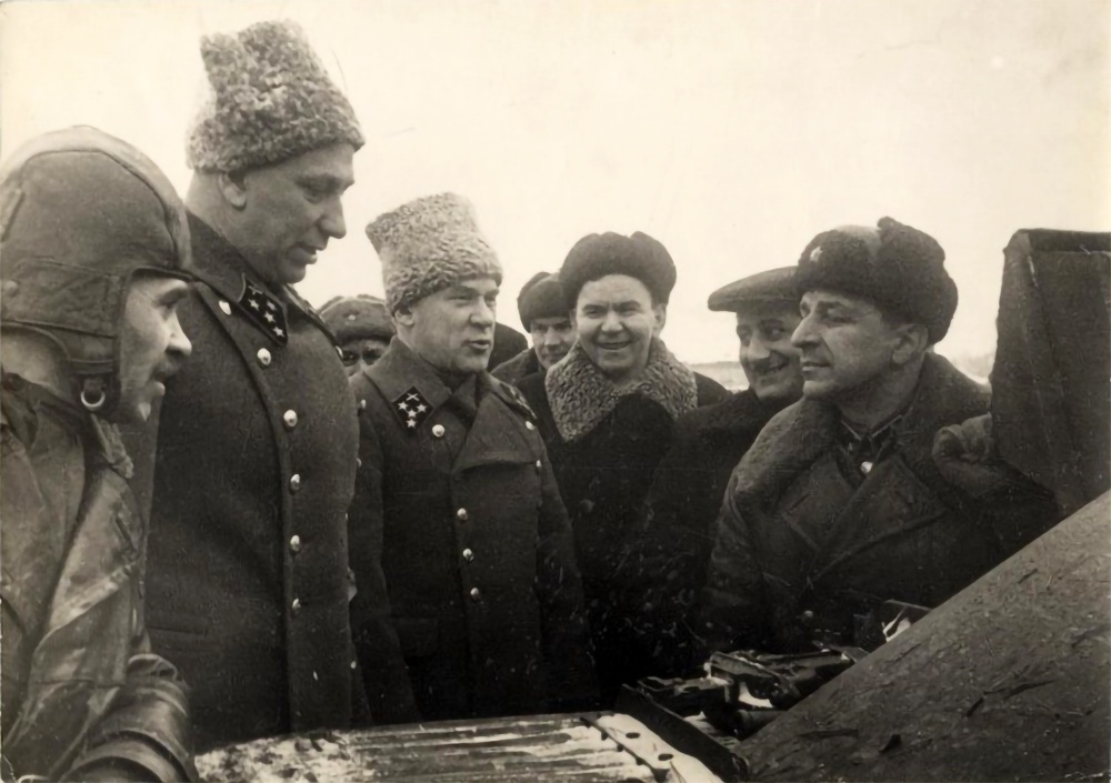 marshaly artillerii voronov nn i yakovlev nd osmatrivayut tank gorkovskogo avtozavoda na poligone 1942 g nizhegorodskiy gosudarstvennyy istoriko arhitekturnyy muzey zapovednik d94 1