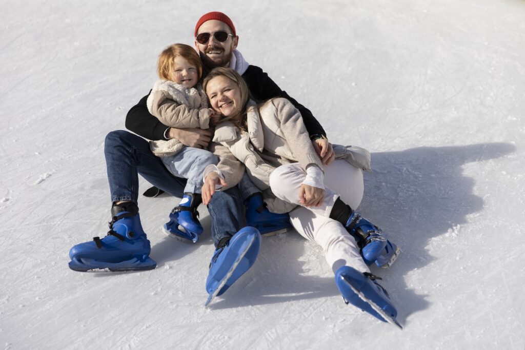 Как изменится жизнь россиян с марта 2025 года 1 full shot happy family sitting together