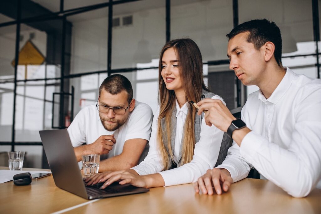 Как изменится жизнь россиян с марта 2025 года 3 group people working out business plan office