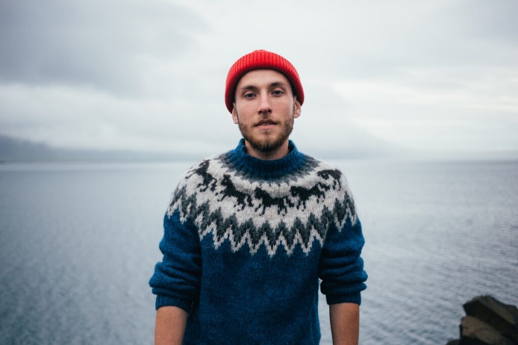 Деним, клеш и булавки — самые модные мужские тренды в одежде 1 young attractive bearded millennial man red fisherman sailor beanie hat traditional icelandic ornament blue sweater