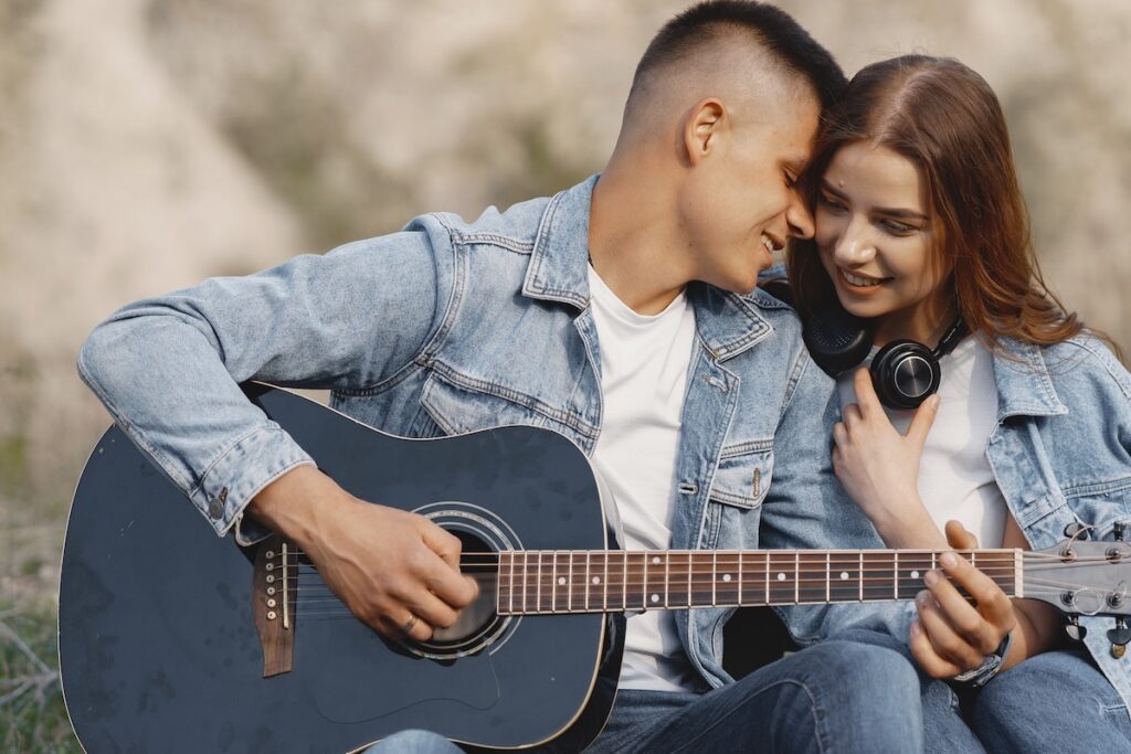 Такая разная любовь: самые романтичные песни для всех влюбленных 1 young couple love boyfriend playing guitar