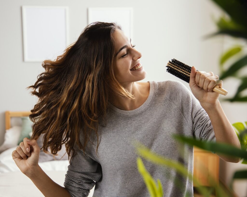 Из-за чего выпадают волосы: разбираем самые распространенные мифы 1 happy woman singing into hairbrush home