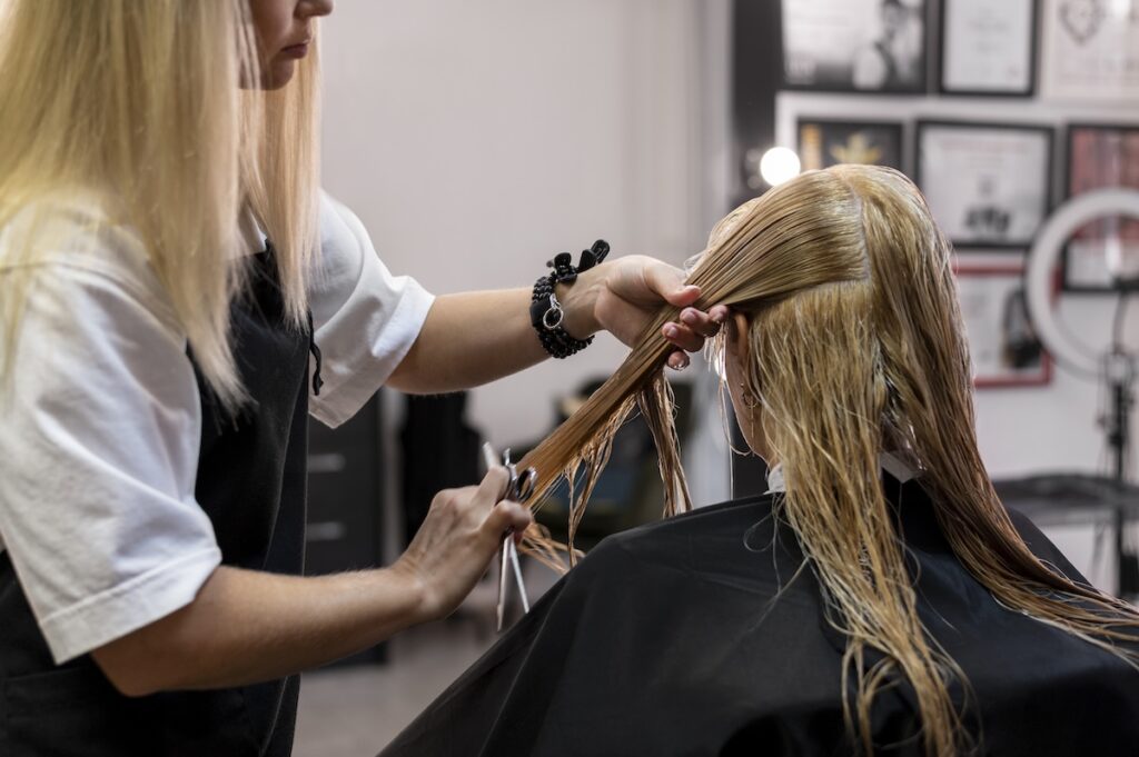 Из-за чего выпадают волосы: разбираем самые распространенные мифы 4 woman getting her hair cut beauty salon