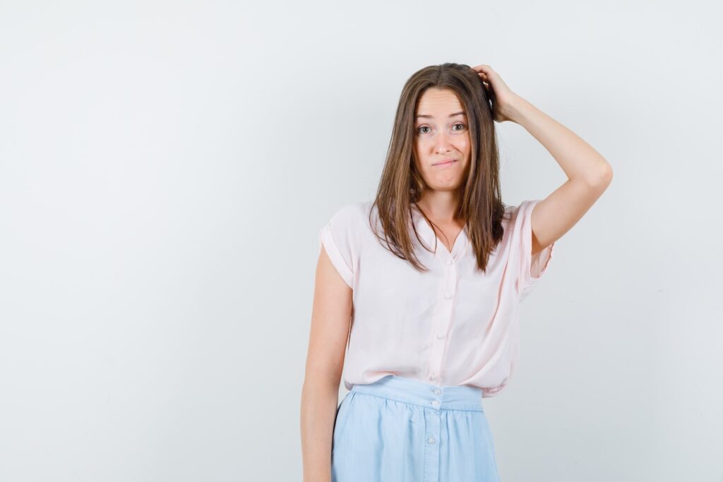 Из-за чего выпадают волосы: разбираем самые распространенные мифы 3 young woman scratching head while thinking t shirt skirt looking hesitant front view