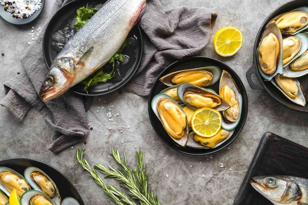 Диетолог перечислила опасные для употребления летом продукты 1 flat lay delicious seafood composition