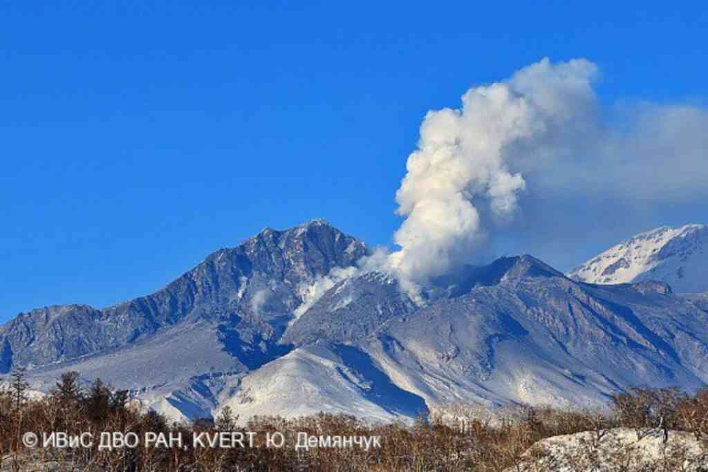 Шлейф пепла от вулкана Шивелуч растянулся на 35 км 1 yu170525.10.03
