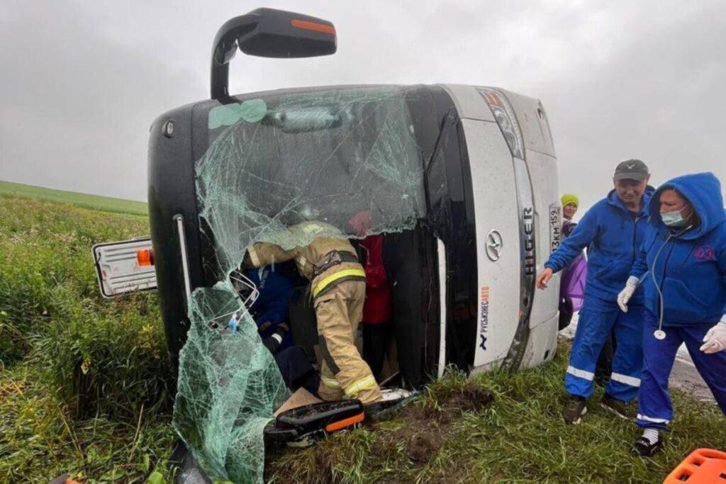 Автобус с 40 пассажирами перевернулся на трассе в Башкирии 1 dtp1 1