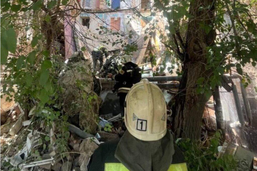 Спасатели ищут людей под завалами подъезда в Астрахани 1 yu280725.10.03