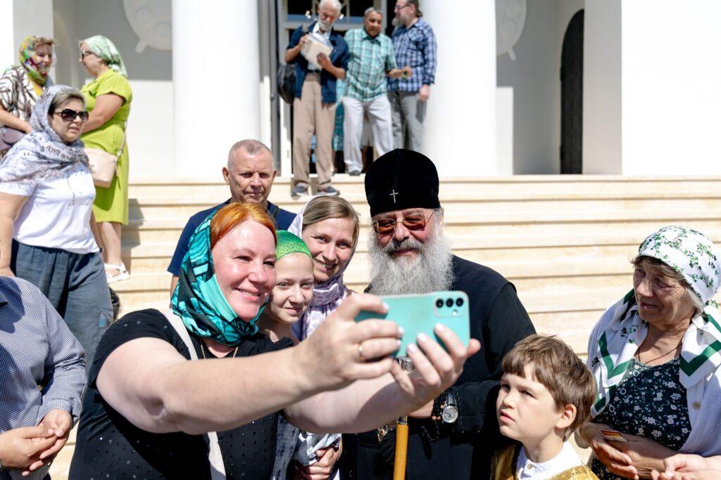 Храм Спаса Нерукотворного в Казани открылся после реставрации 2 veruyushhie s mitropolitom kazanskim i tatarstanskim kirillom foto