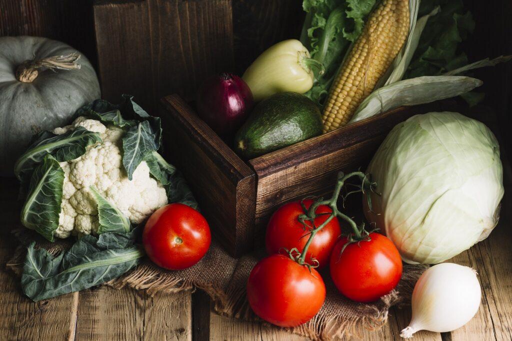 raznoobrazie ovosei i derevannaa korzina