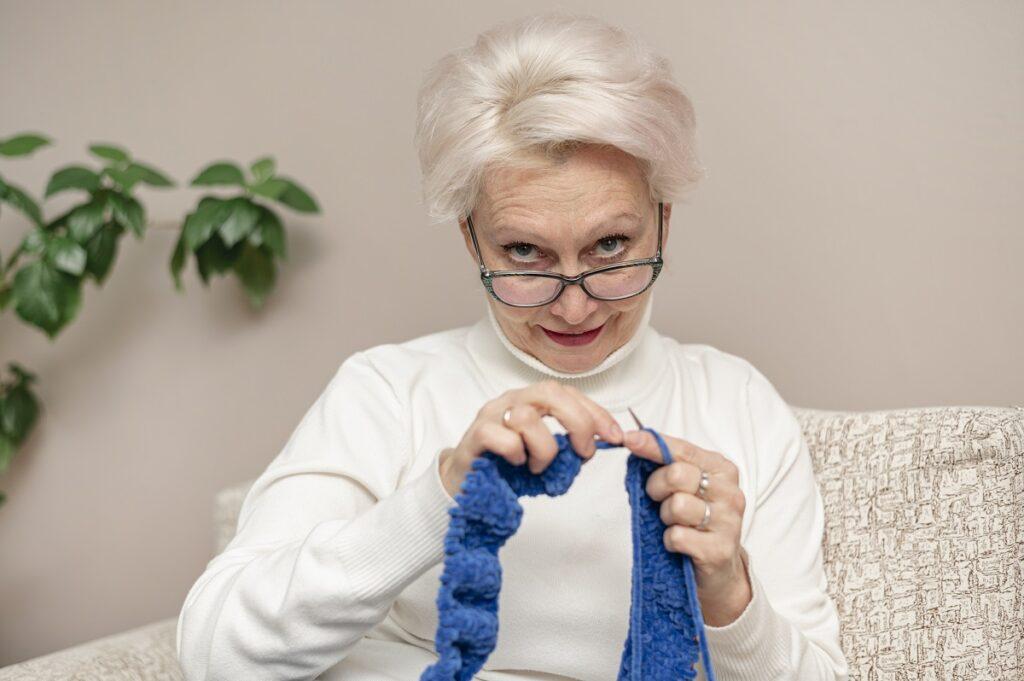 Шапка бини после 50: почему она вам нужна больше, чем берет или шляпа 1 vid speredi starsie devuski v ockah vazanie