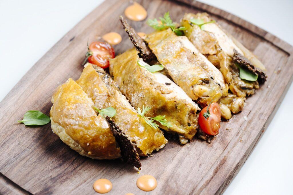 Мясной рулет в слоеном тесте: сочный и хрустящий ужин для всей семьи 1 ovosnaa zapekanka s narezannymi pomidorami