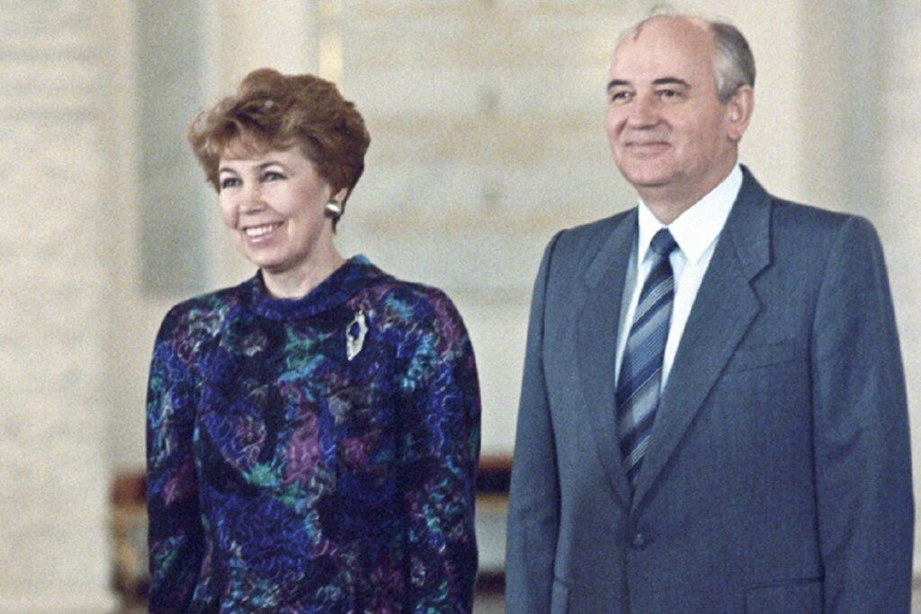 rian archive 770286 mikhail gorbachev and raisa gorbachev seeing off us president ronald reagan