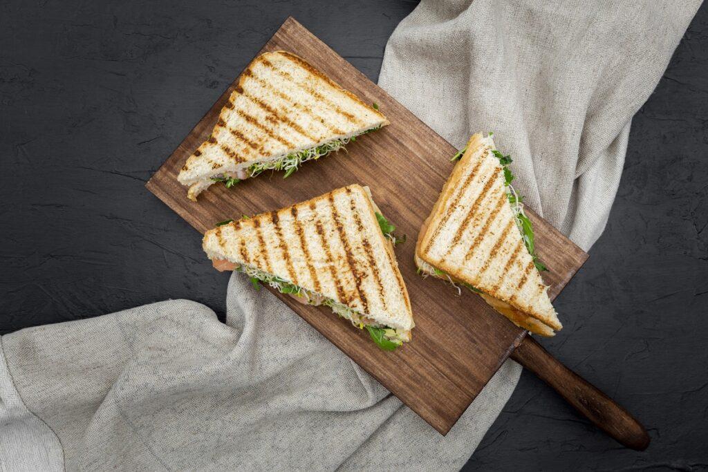 Горячие бутерброды с килькой: ностальгия по советскому детству 1 treugol nye buterbrody na razdelocnoi doske