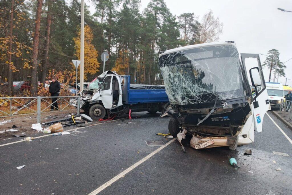 Человек погиб при столкновении автобуса с «Газелью» в Ленобласти 1 yu241025.10.10
