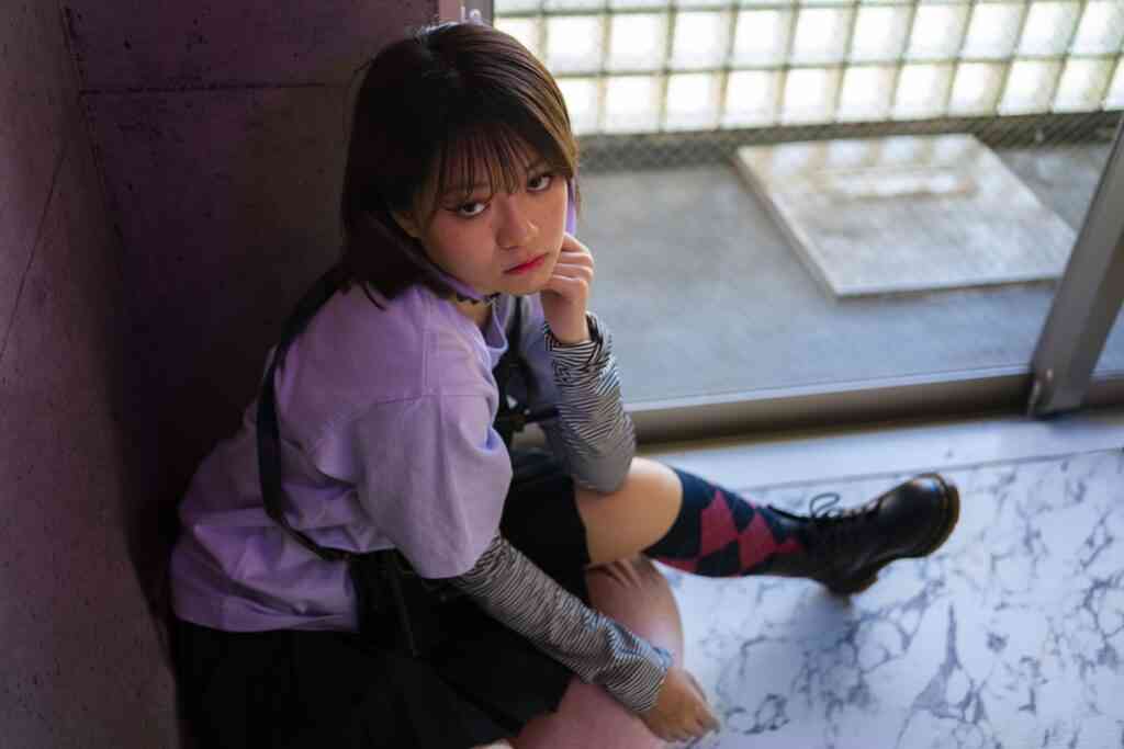 emo devuska pod vysokim uglom poziruet v pomesenii