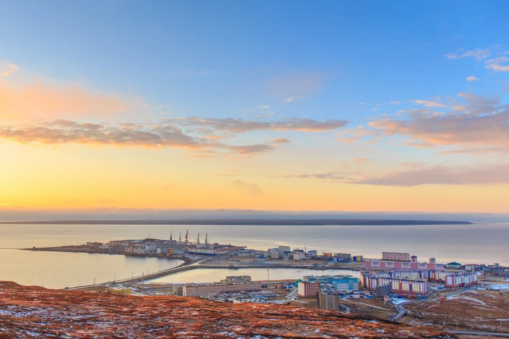 Северный экстрим: жизнь в городе у плавучей АЭС на самом краю России 1 the view on pevek from paakinay knoll