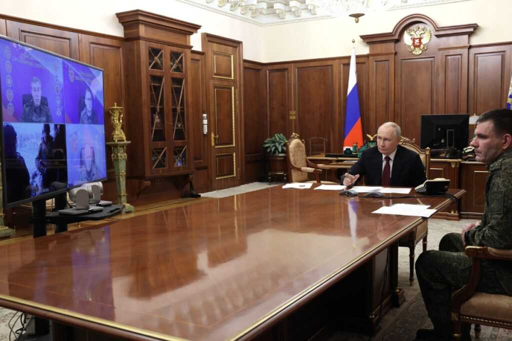 Путину доложили о полном взятии Северска 1 yu111225.10.11