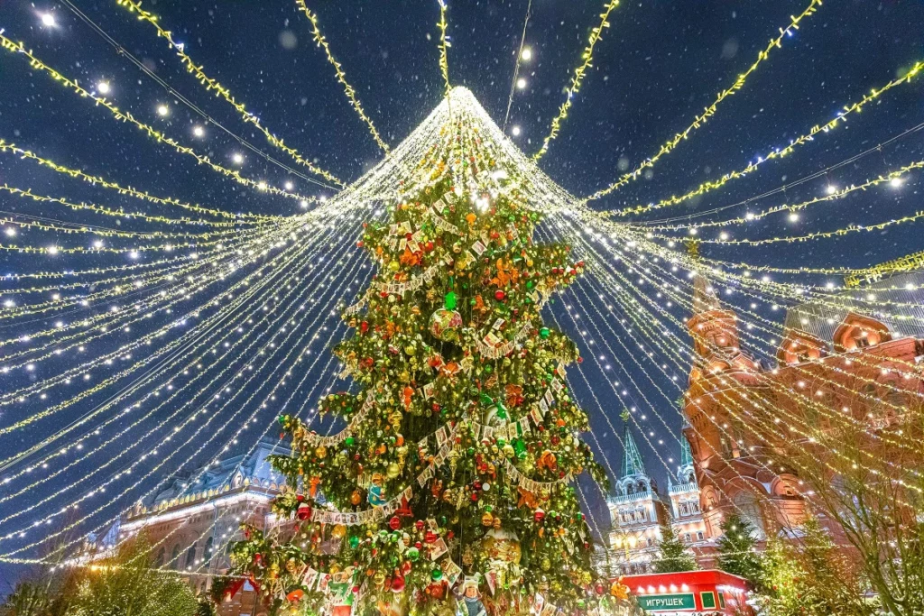 Мороз, огни и душевность: чем удивила новогодняя Москва туристов из Китая 1 21. novogodnie kanikuly na manezhnoy ploshchadi