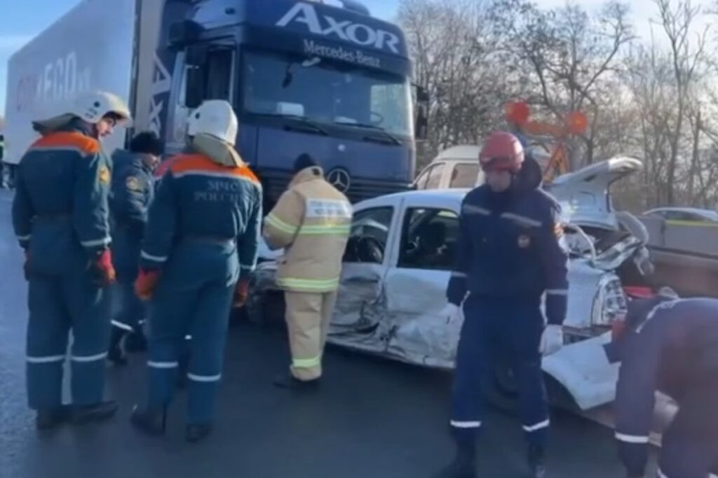 Четыре человека погибли в массовом ДТП в Ростовской области 1 yu040126.11.04