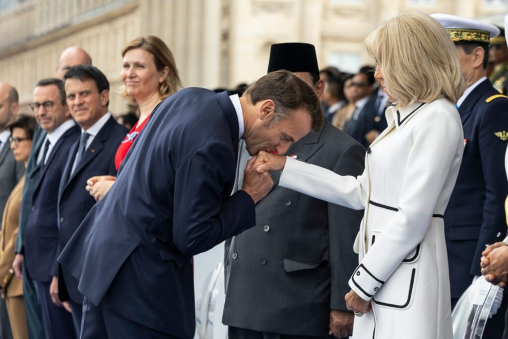 Суд признал 10 парижан виновными в кибербуллинге Брижит Макрон 2 yu050125.11.08