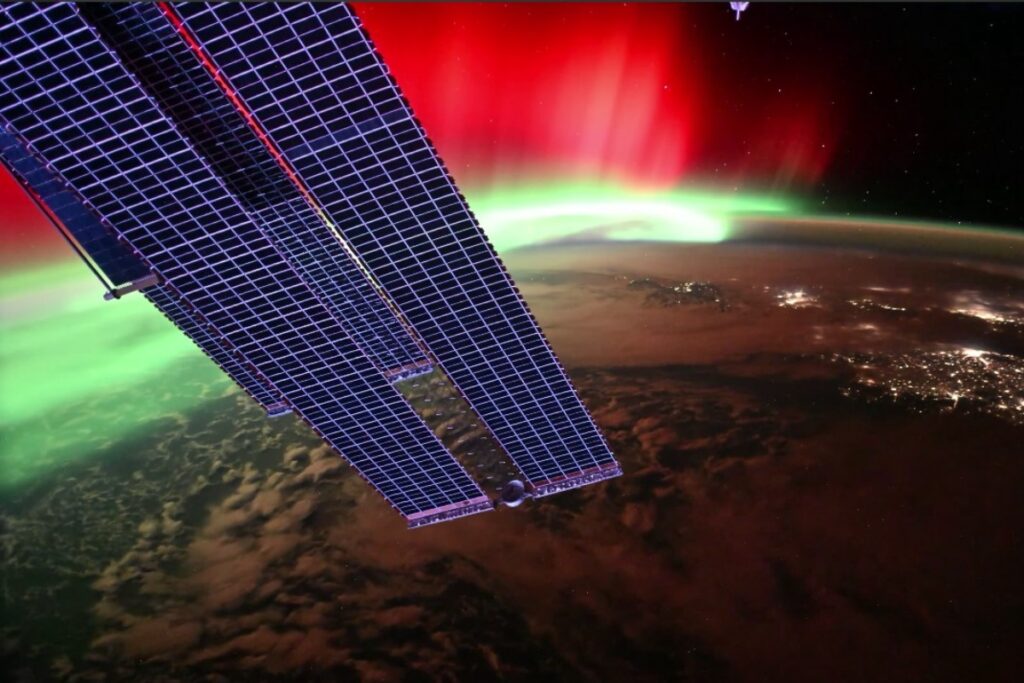 Космонавт показал проход МКС через красное северное сияние 1 yu210126.10.01