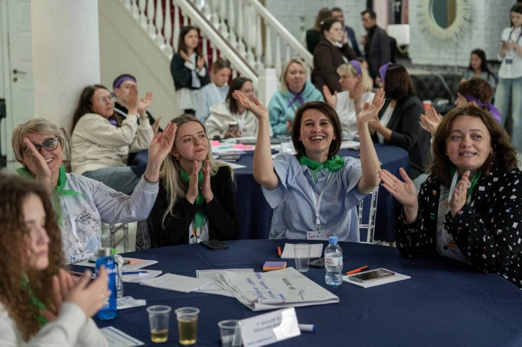 photo 5217424115843665290 y