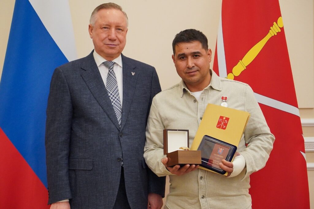 Дворника, спасшего выпавшего из окна ребенка в Петербурге, наградили 1 yu240226.10.12