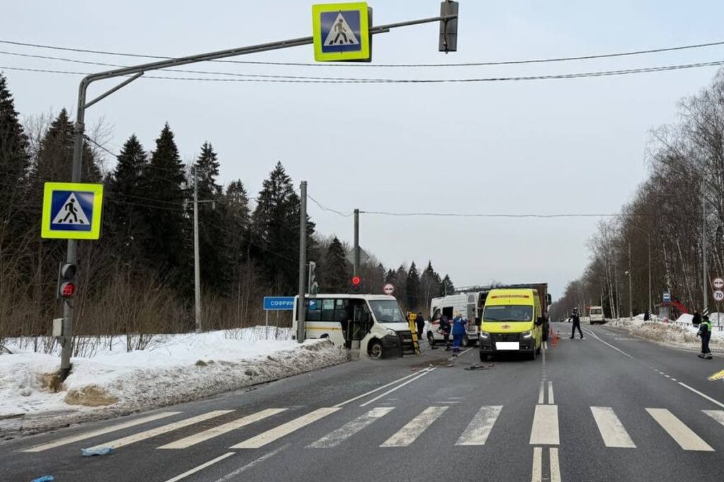 Два человека стали жертвами ДТП с маршруткой в Подмосковье 2 yu040326.10.01