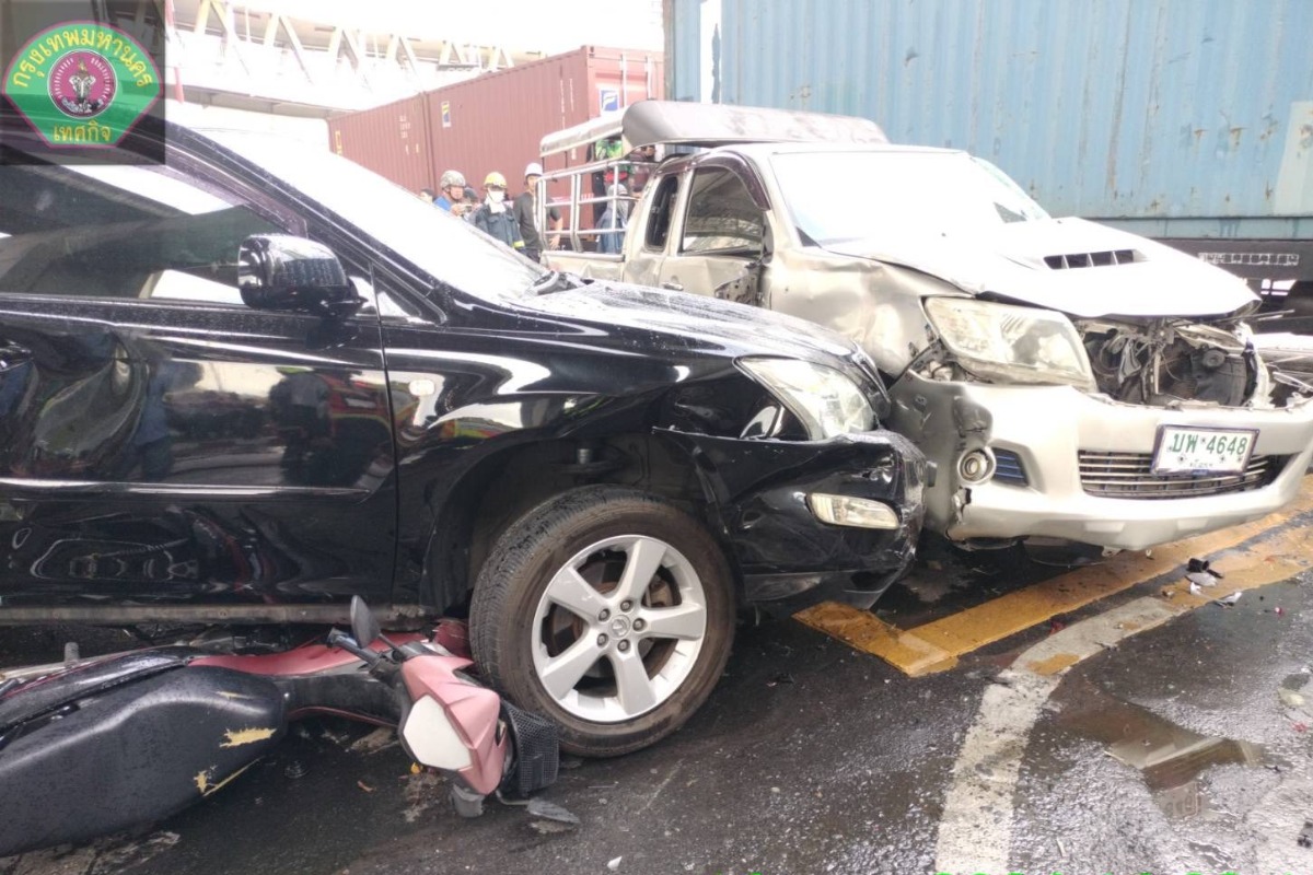 Поезд протаранил автобус в Бангкоке, восемь человек погибли 2 yu160526.10.13