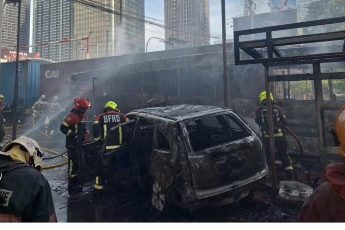 Поезд протаранил автобус в Бангкоке, восемь человек погибли 1 yu160526.10.14