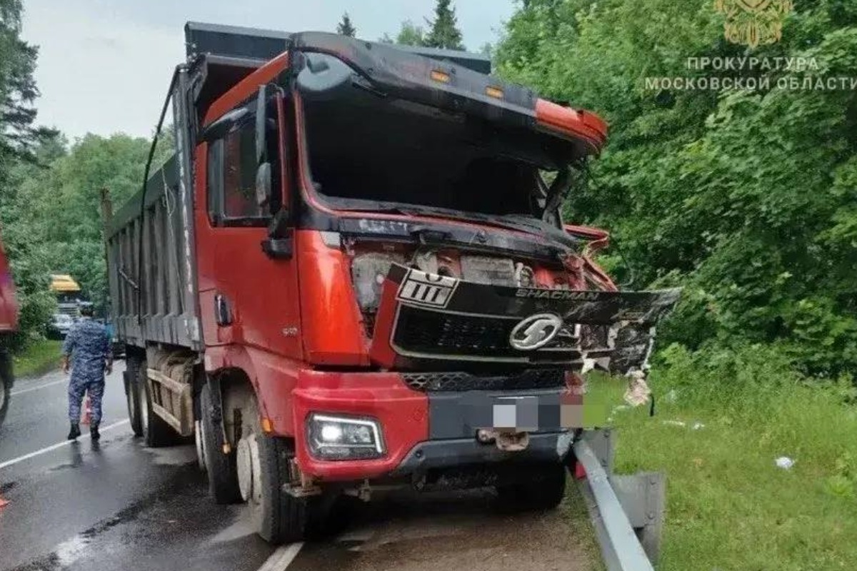 Человек погиб в ДТП с маршруткой и фурой в Подмосковье 2 yu130626.12.04