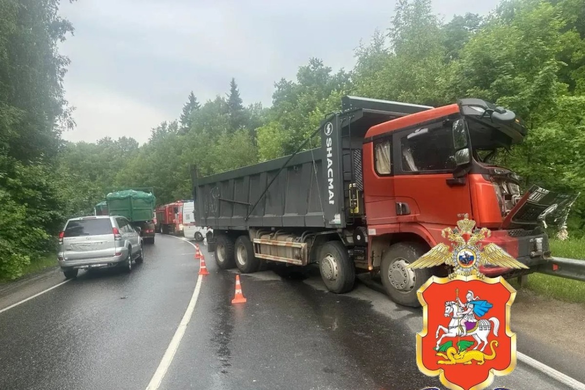 Человек погиб в ДТП с маршруткой и фурой в Подмосковье 1 yu130626.12.05