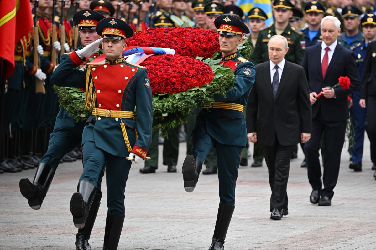 Путин возложил венок к Могиле Неизвестного Солдата 1 yu220626.10.07