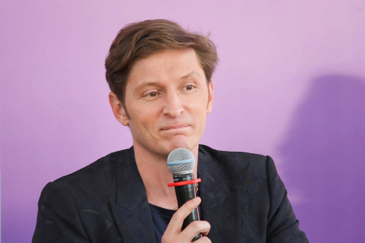 Красный ковер и зеленый диван: интерьер дома Павла Воли удивил фанатов 1 o200726.09.55