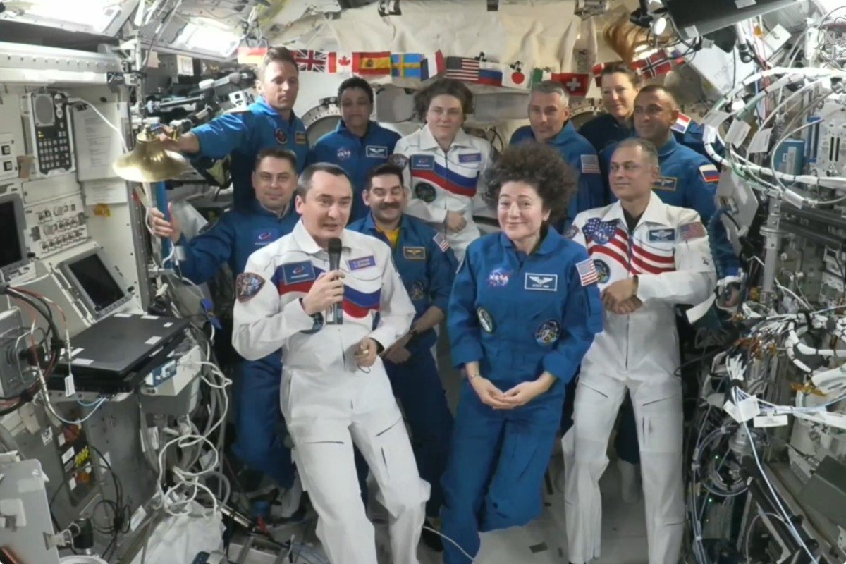 Командование МКС принял российский космонавт Дубров 2 yu041026.12.06