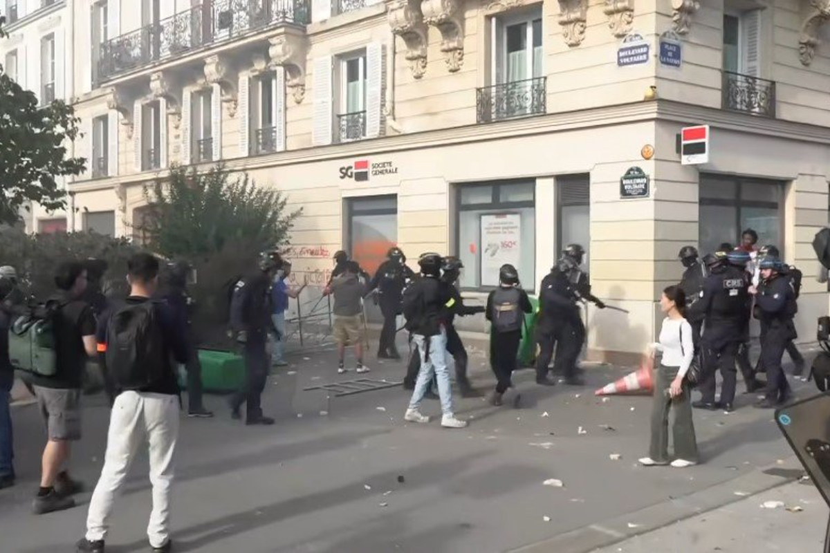 Протестующие школьники во Франции начали громить офисы и магазины 2 yu061026.10.17